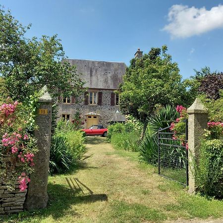 Le Petit Manoir Panzió Isigny-le-Buat Kültér fotó