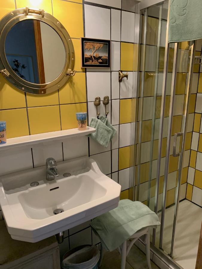 Le Petit Manoir Panzió Isigny-le-Buat Kültér fotó