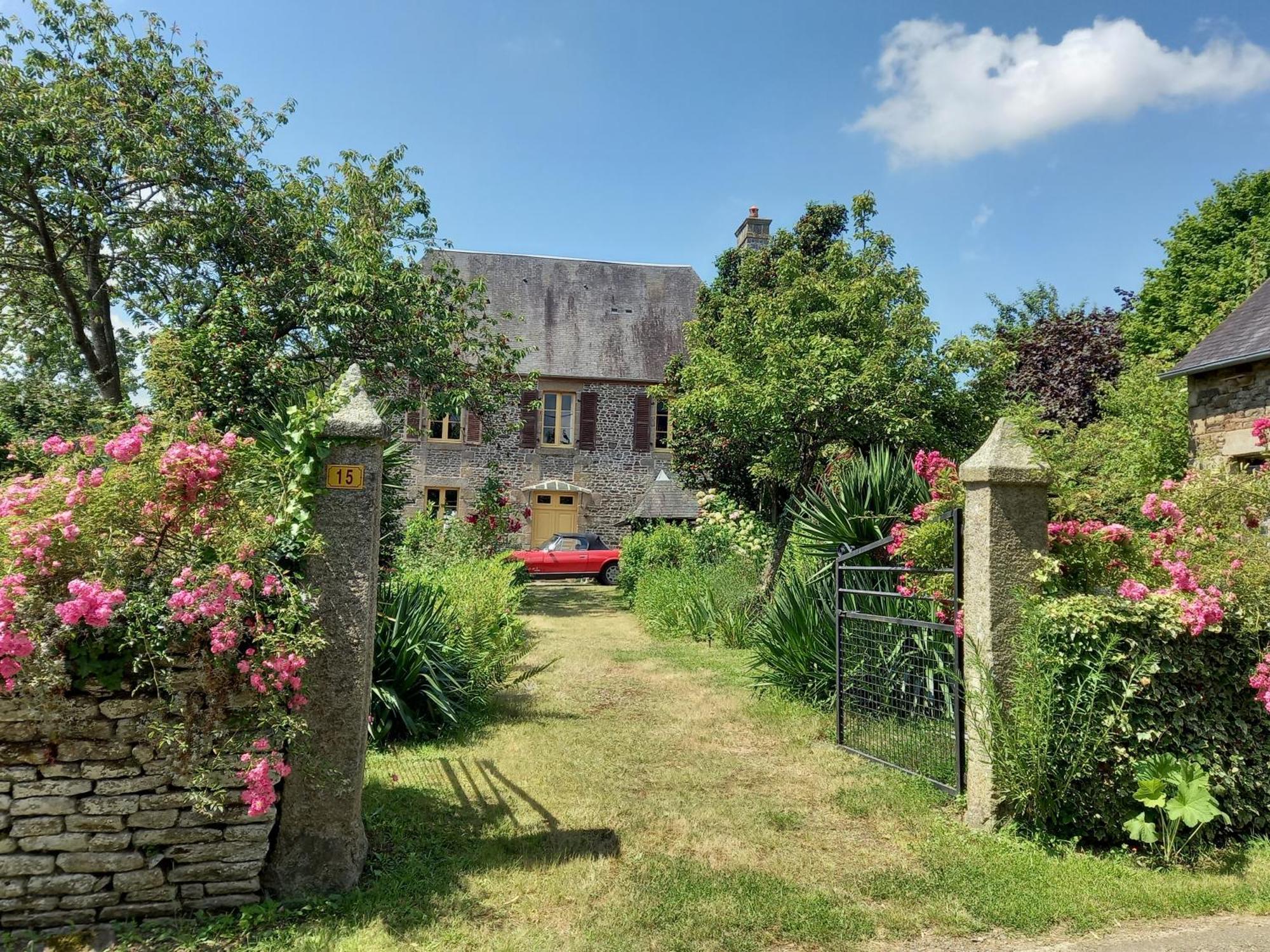 Le Petit Manoir Panzió Isigny-le-Buat Kültér fotó