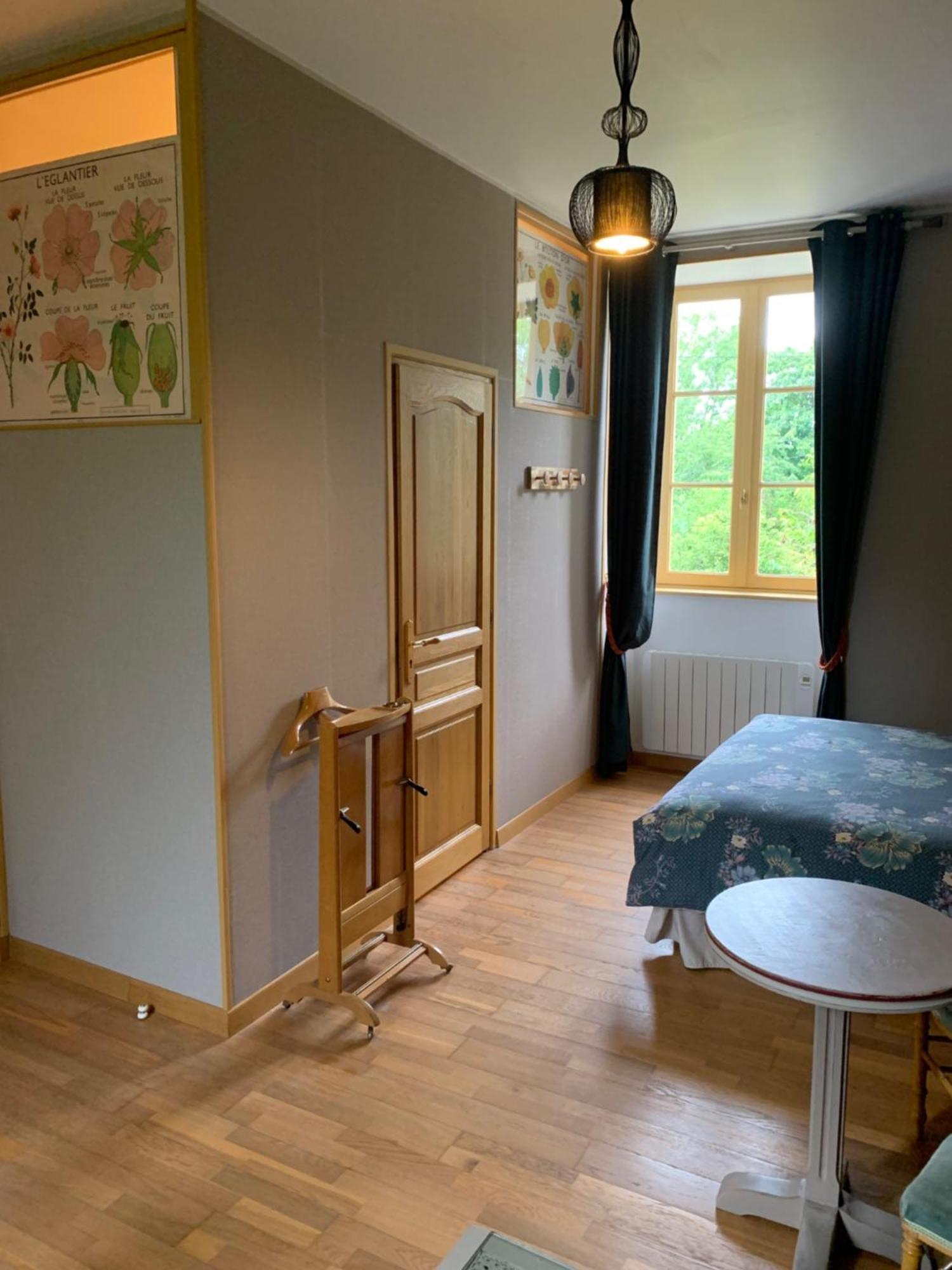 Le Petit Manoir Panzió Isigny-le-Buat Kültér fotó
